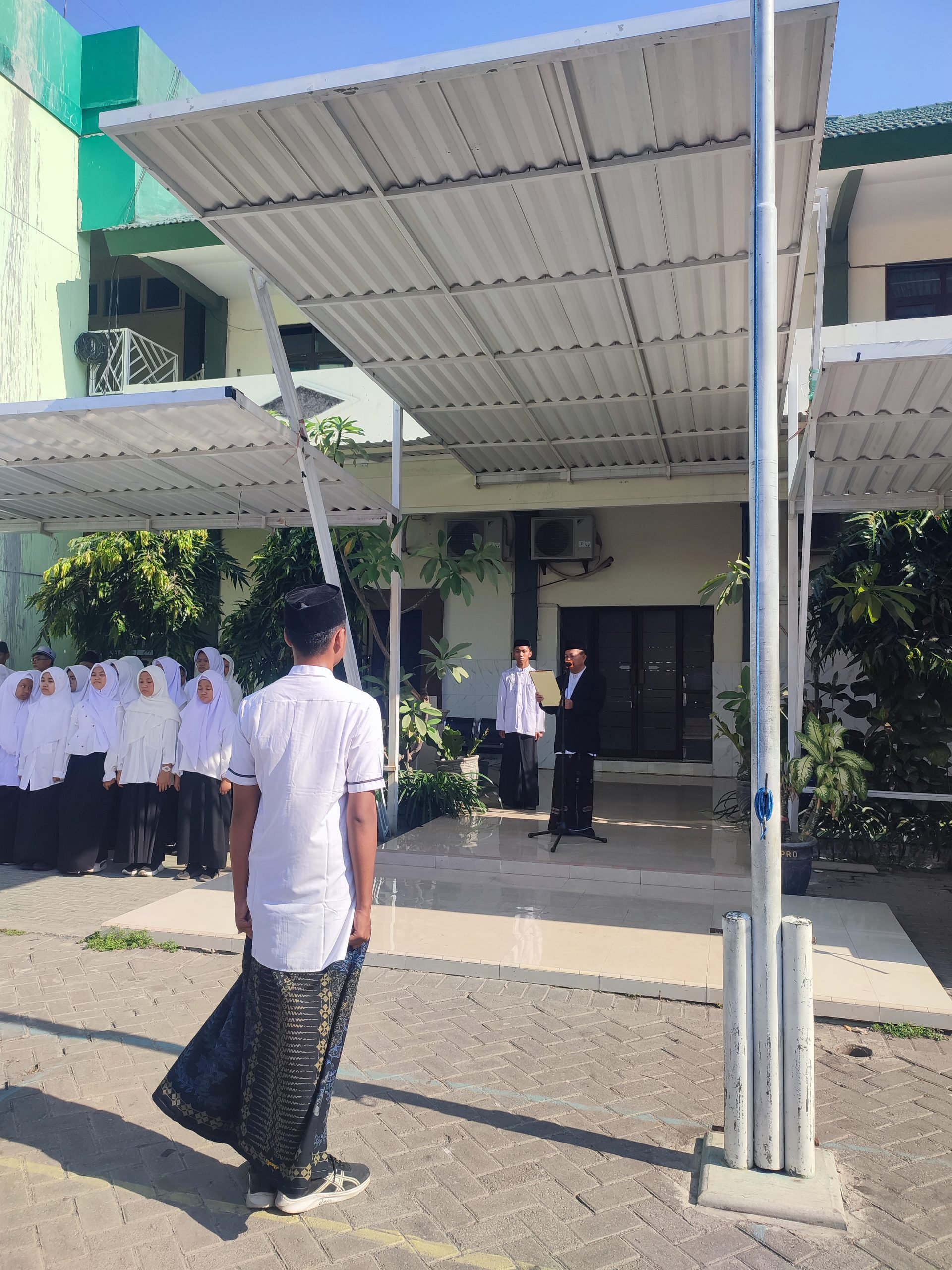 Khidmat dan Penuh Semangat, MAN 2 Kota Probolinggo Gelar Upacara Peringatan Hari Santri Nasional 2026